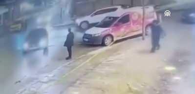 Mucize kurtuluş kameralara yansıdı: Buz k&uuml;tlesinin altında kalacaktı!