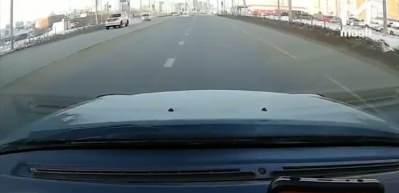 Rusya'da feci kaza: S&uuml;r&uuml;c&uuml; a&ccedil;ılan kapıdan yola savruldu