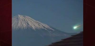  Fuji Dağı &uuml;zerinde beliren ışık h&uuml;zmesi geceyi aydınlattı! O anlar kameralara yansıdı