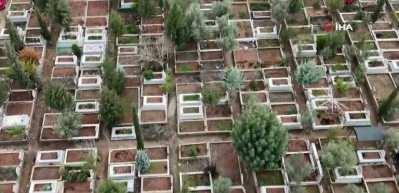 Adana'da yağışta oğlunun mezarı &ccedil;&ouml;ken anne g&ouml;zyaşlarına boğuldu