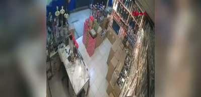 Asma tavan iş yeri sahibinin &uuml;zerine &ccedil;&ouml;kt&uuml;: O anlar kamerada