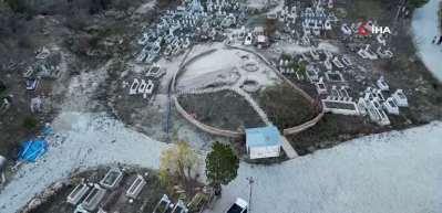 Avrupa'dan kalkıp Karaman'a geliyorlar! Mezarlıktan şifa &ccedil;ıkıyor...