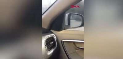 Başakşehir'de yolda ilerleyen araca fare atladı; s&uuml;r&uuml;c&uuml; polis &ccedil;evirmesine girince ka&ccedil;tı