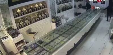 Batman'da maskeli soygun dehşeti: Kuyumcular kepenk kapatıp valiliğe y&uuml;r&uuml;d&uuml;