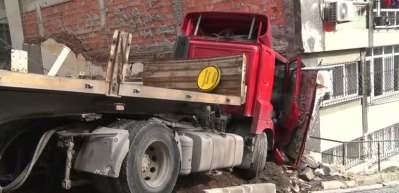 Beşiktaş&rsquo;ta facianın eşiğinden d&ouml;n&uuml;ld&uuml;: Freni boşalan tır binaya &ccedil;arptı