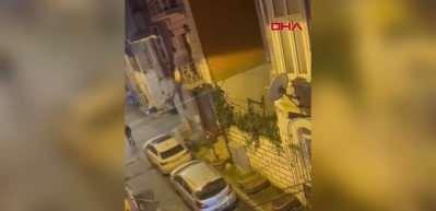 Beyoğlu'nda balkondan d&uuml;şmek &uuml;zere olan eşini son anda yakalayan adamın zor anları! İşte nefeslerin kesildiği o anlar