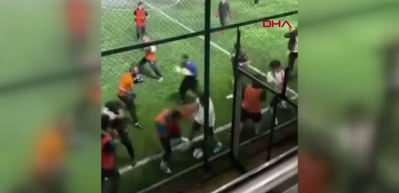 Boks&ouml;rler halı sahadaki ilgin&ccedil; antrenmanı herkesi g&uuml;ld&uuml;rd&uuml;