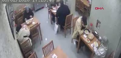 Bursa'da nefes borusuna yiyecek ka&ccedil;an kişiyi komiser Heimlich manevrasıyla kurtardı