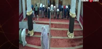 Endonezya'da camide korku dolu anlar: Panel &ccedil;ocuğun &uuml;zerine devrildi