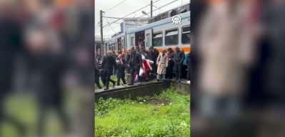 Esenler'de metro raylardan &ccedil;ıktı Kaza sonrasında yolcular tahliye edildi