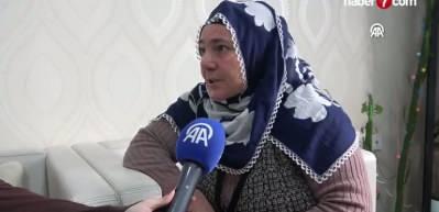 Fedakar anne hayatını adadığı engelli oğlunun eli ayağı oluyor