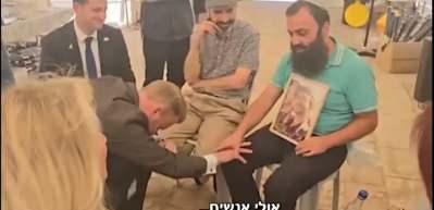 İsve&ccedil;li vekilden tarihe ge&ccedil;ecek skandal: İsrailli adamın &ouml;n&uuml;nde diz &ccedil;&ouml;k&uuml;p ağladı