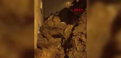 Hakkari'de dağdan kopan kaya par&ccedil;ası evin duvarını deldi