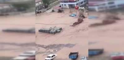 Hatay&rsquo;da sağanak sele neden oldu, yollar g&ouml;le d&ouml;nd&uuml;