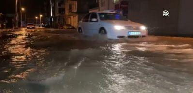 İzmir'de facia! Alt ge&ccedil;itte mahsur kalan s&uuml;r&uuml;c&uuml; boğularak can verdi