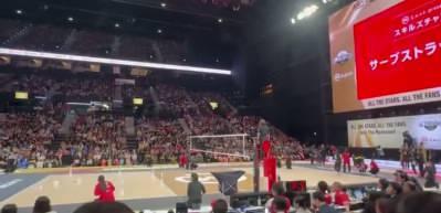 Japon voleybolcudan alkış alan hareket! Kaza sonrası diz &ccedil;&ouml;kerek &ouml;z&uuml;r diledi