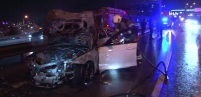 Kadık&ouml;y'de seyir halindeki l&uuml;ks otomobil alev topuna d&ouml;nd&uuml;