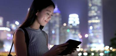 Karanlıktaki sinsi d&uuml;şman 'telefon': 2050'de d&uuml;nyanın yarısı g&ouml;zl&uuml;k takacak!