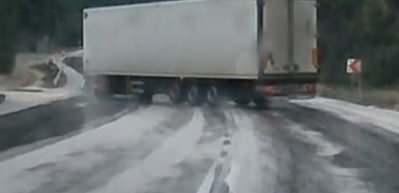 Kayganlaşan yolda kayan tır y&uuml;rekleri ağza getirdi!