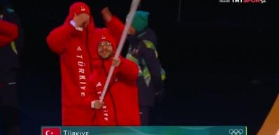 Kış Olimpiyatları başladı! Milli sporcularımız T&uuml;rk bayrağıyla sahnede