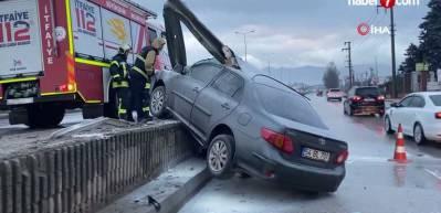 Kocaeli&rsquo;de korkutan kaza: Otomobil bariyerlere ok gibi saplandı