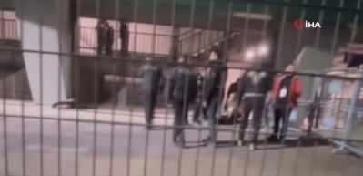  Kocaeli'de trib&uuml;nden d&uuml;şen gen&ccedil; taraftar hayatını kaybetti