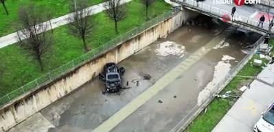 K&uuml;&ccedil;&uuml;k&ccedil;ekmece'de kazaya karışan ara&ccedil;, dereye u&ccedil;tu