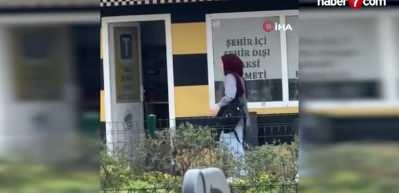 Taksi bulamayınca durağı b&ouml;yle dağıttı, g&ouml;renler şoka girdi
