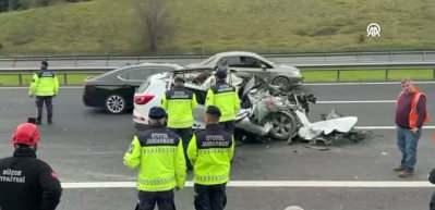 Otoyolda tıra &ccedil;arpan otomobilde can pazarı: 1 &ouml;l&uuml;