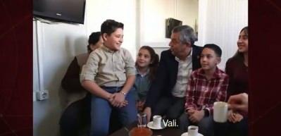 &Ouml;zg&uuml;r &Ouml;zel'in k&uuml;&ccedil;&uuml;k &ccedil;ocukla konuşurken s&ouml;yledikleri tepki &ccedil;ekti