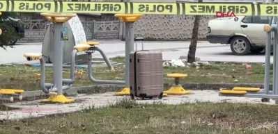 Parkta paniğe neden olan valizin i&ccedil;inden bakın ne &ccedil;ıktı