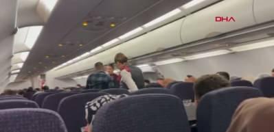 Rahatsızlandığını s&ouml;yleyip u&ccedil;aktan inen yolcu, diğer yolculardan helallik istedi