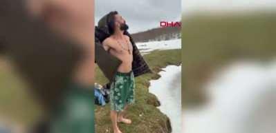 Sakarya'da dondurucu soğuğa meydan okudu: Buzu kırıp g&ouml;le girdi