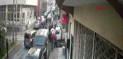 Sancaktepe'de silahlı ve bı&ccedil;aklı kavga: 6 yaralı!