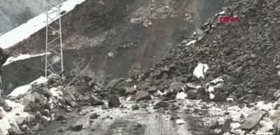 Sason&rsquo;da heyelan nedeniyle kapanan 2 k&ouml;y yolu ulaşıma a&ccedil;ıldı