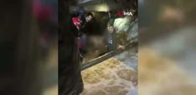 Sele kapılan otomobil s&uuml;r&uuml;c&uuml;, 3 saatlik &ccedil;alışmanın sonunda &ouml;l&uuml; olarak bulundu