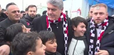 Serdal Adalı ile minik taraftar arasında g&uuml;l&uuml;mseten konuşma