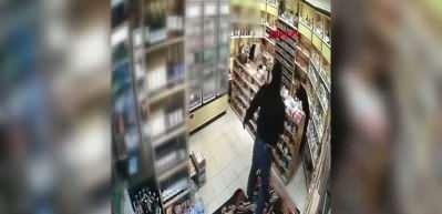 Şişli&rsquo;de tekel bayinde silahlı saldırı anı g&uuml;venlik kamerasına yansıdı