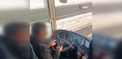 Sivas'ta meydana gelen kaza &ouml;ncesinde otob&uuml;s şof&ouml;r&uuml;n&uuml;n telefonla uğraşması kameraya yansıdı