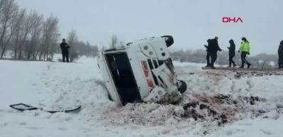 Sivas'ta &ouml;ğrenci servisi devrildi! Yaralılar var