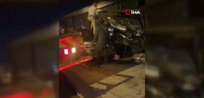 Sultanbeyli'de otomobil ara&ccedil;ların &uuml;st&uuml;nden u&ccedil;up iş yerine girdi!