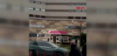  Taksiye binemeyen kadın, durak camlarını kırdı: O anlar kamerada