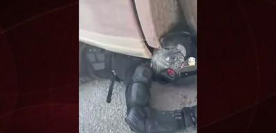 Tırın altında kalan motosiklet s&uuml;r&uuml;c&uuml;s&uuml;n&uuml;n &ouml;l&uuml;mden mucize kurtuluşu