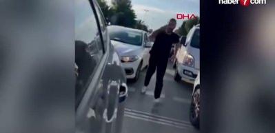 Trafikte &ccedil;ocuklarının yanındayken kadın s&uuml;r&uuml;c&uuml;ye saldıran magandalara ceza