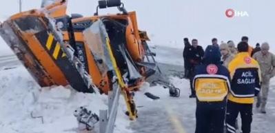 Van&rsquo;da Karayollarına ait iş makinesi kaza yaptı: 2 &ouml;l&uuml;