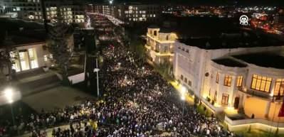 Y&uuml;zyılın felaketinin 3. yılı! Hatay geceyi ayakta ge&ccedil;irdi, sessiz y&uuml;r&uuml;y&uuml;şte g&ouml;zyaşları sel oldu