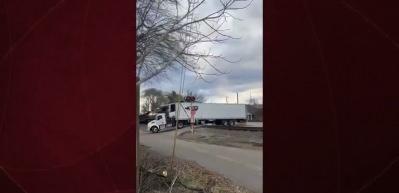 ABD'de korku dolu anlar: Trenin &ccedil;arptığı tır saniyeler i&ccedil;inde par&ccedil;alandı