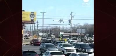 ABD'de k&uuml;&ccedil;&uuml;k u&ccedil;ak otobana iniş yaptı! İşte facianın eşiğinden d&ouml;n&uuml;ld&uuml;ğ&uuml; o anlar
