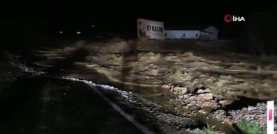 Adana'da Feke, Saimbeyli ve Tufanbeyli'yi bağlayan kara yolu ulaşıma kapandı 