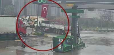Akaryakıt istasyonunda korkun&ccedil; kaza: Otomobil TIR&rsquo;a &ccedil;arptı, o anlar kameraya yansıdı